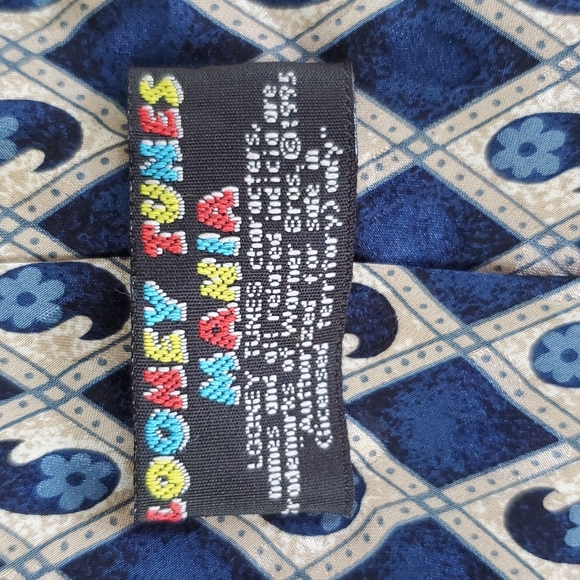 Looney Tunes Mania Tie - Picture 8 of 9